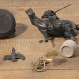 Konvolut Kunstgewerbe, u. a. ein Samurai zu Pferde, Fo-Löwe, Tetsubin, Tsa-Tsa - photo 3