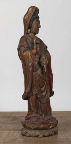 Polychrom gefasste Holzfigur des stehenden Guanyin - photo 4