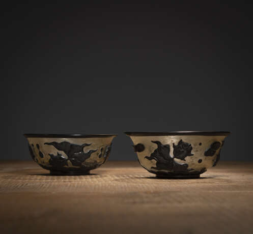 Zwei Schalen aus Pekingglas mit Fischdekor in Relief - photo 2