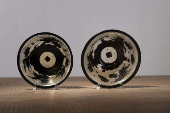 Zwei Schalen aus Pekingglas mit Fischdekor in Relief - photo 5