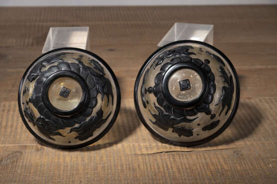 Zwei Schalen aus Pekingglas mit Fischdekor in Relief - фото 6