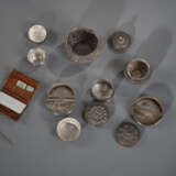 Sechs Deckeldöschen aus Silber, eine Schale und ein Etui - фото 3