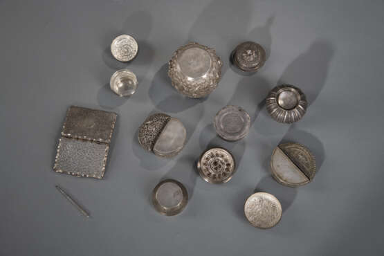 Sechs Deckeldöschen aus Silber, eine Schale und ein Etui - photo 4