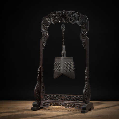 Glocke aus Bronze in Holzstand mit 'Shou'-Dekor - Foto 1
