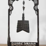 Glocke aus Bronze in Holzstand mit 'Shou'-Dekor - фото 2