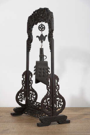 Glocke aus Bronze in Holzstand mit 'Shou'-Dekor - Foto 3