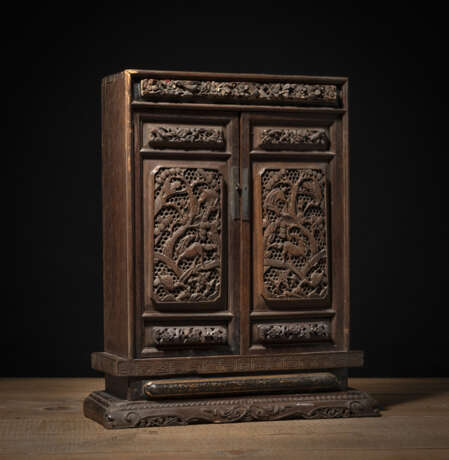 Zweitüriges kleines Kabinett aus Holz mit Reliefdekor von Tieren - photo 1