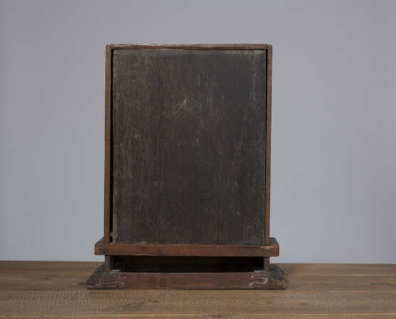 Zweitüriges kleines Kabinett aus Holz mit Reliefdekor von Tieren - фото 3