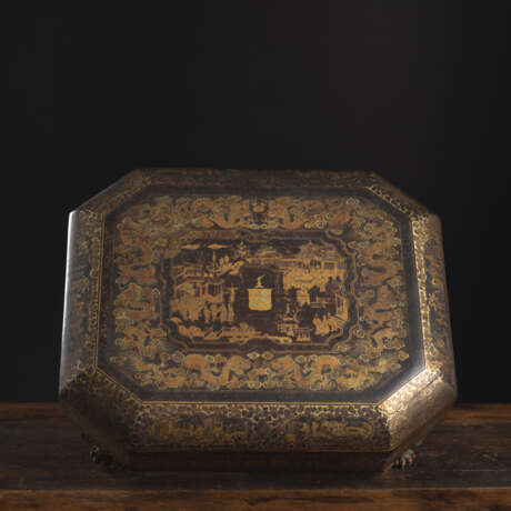 Spielset in Deckelkasten mit feinem Goldlackdekor einer Palastszene mit Perlmutt-Spielsteinen - Foto 1