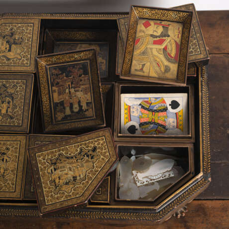 Spielset in Deckelkasten mit feinem Goldlackdekor einer Palastszene mit Perlmutt-Spielsteinen - Foto 4