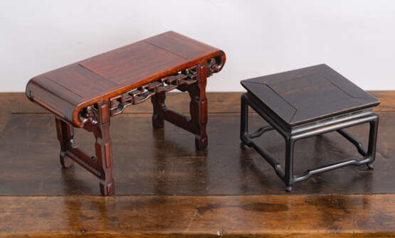 Ein kleiner Holzstand und ein Miniatur-Altartisch - photo 2