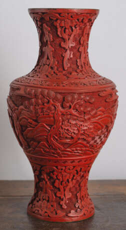 Rotlack-Balustervase mit Figuren- und Landschaftsdekor - photo 4