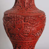 Rotlack-Balustervase mit Figuren- und Landschaftsdekor - photo 4