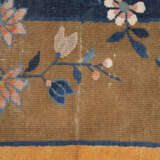 Orangegrundiger Teppich mit Floraldekor - photo 3