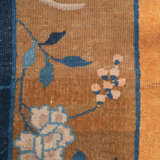 Orangegrundiger Teppich mit Floraldekor - фото 4