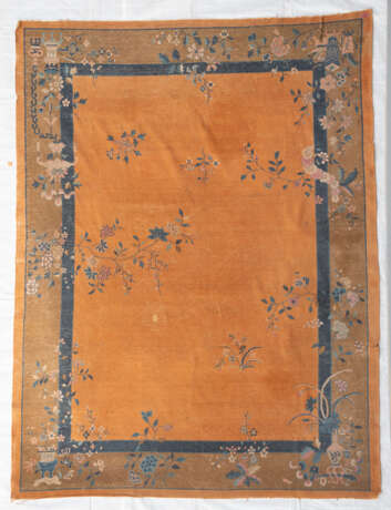 Orangegrundiger Teppich mit Floraldekor - фото 12