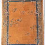 Orangegrundiger Teppich mit Floraldekor - фото 12