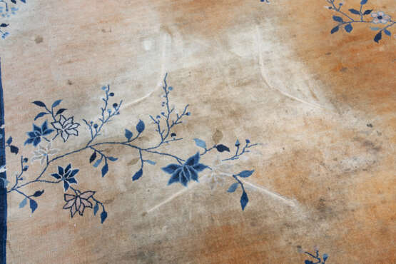 Orangegrundiger Teppich mit Floraldekor - фото 13