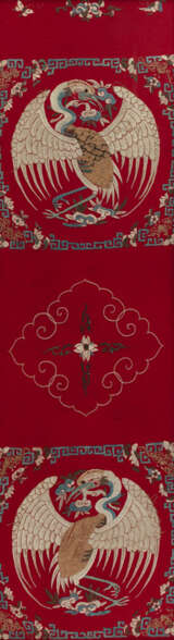 Roter Vlies-Stuhlbehang, farbig bestickt mit zwei Kranich-Medaillons umgeben von Blütenranken - photo 1