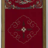 Roter Vlies-Stuhlbehang, farbig bestickt mit zwei Kranich-Medaillons umgeben von Blütenranken - Foto 2