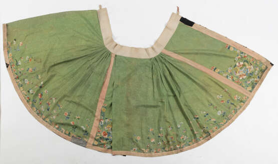 Seidenrock mit feinem Dekor von Schmetterlingen und Blumen auf grünem Grund - фото 3