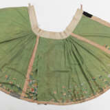 Seidenrock mit feinem Dekor von Schmetterlingen und Blumen auf grünem Grund - фото 3