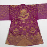 Hochzeits-Drachenrobe aus violetter Seide mit Goldstickerei - фото 3