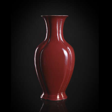 Vierpassige Vase aus Porzellan mit cyclamfarbener Glasur - фото 1