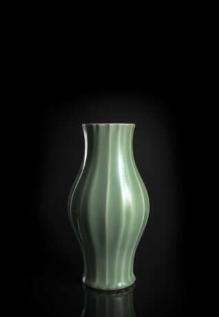 Feine gerippte Vase mit Seladonglasur - photo 1