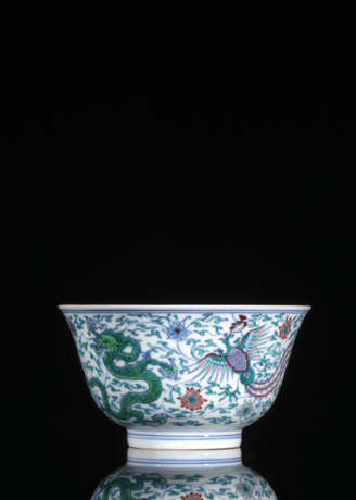 Sehr seltene kaiserliche Drachen- und Phönix-'Doucai'-Schale aus Porzellan - фото 1
