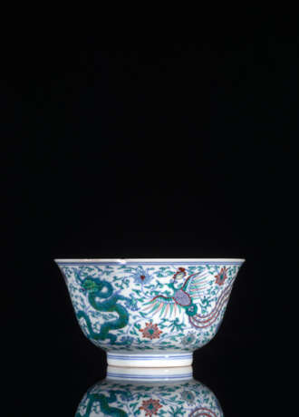 Sehr seltene kaiserliche Drachen- und Phönix-'Doucai'-Schale aus Porzellan - photo 3