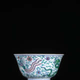 Sehr seltene kaiserliche Drachen- und Phönix-'Doucai'-Schale aus Porzellan - photo 4