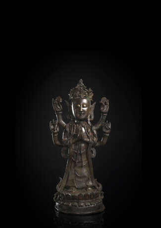 Bronze des sechsarmigen Guanyin auf einem Lotus stehend - photo 1