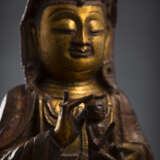 Partiell feuervergoldete Bronze des Guanyin mit Knaben, teils lackvergoldet - photo 2