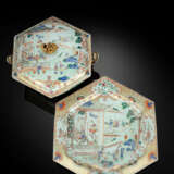 Hexagonale Deckelterrine auf Standplatte mit 'Famille rose'-Dekor mit Szenen zur Seidenproduktion - Foto 2