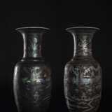 Paar sehr seltene Deckelvasen aus Porzellan mit 'Lac-en-burgauté'-Dekor von Landschaften mit Figuren auf schwarzem Fond - photo 2