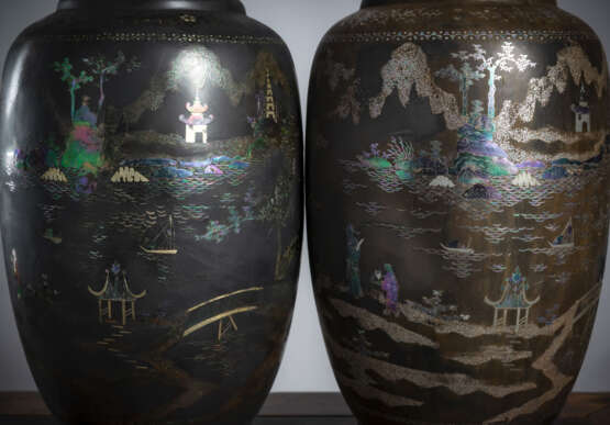 Paar sehr seltene Deckelvasen aus Porzellan mit 'Lac-en-burgauté'-Dekor von Landschaften mit Figuren auf schwarzem Fond - Foto 6