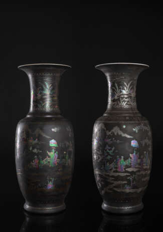 Paar sehr seltene Deckelvasen aus Porzellan mit 'Lac-en-burgauté'-Dekor von Landschaften mit Figuren auf schwarzem Fond - Foto 7