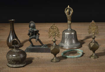 Ghanta mit feuervergoldetem Vajra-Griff, Bronze einer Gottheit in yab-yum, kleine Vase, zwei Altar-Ornamente und ein Armreif
