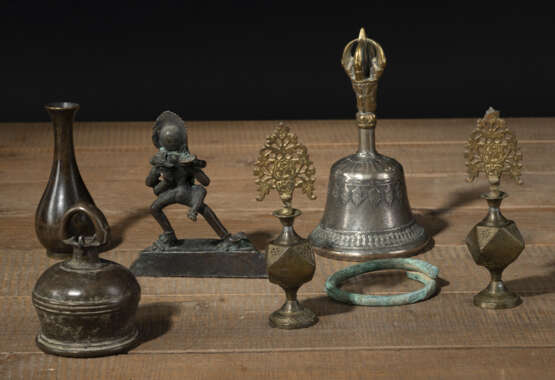 Ghanta mit feuervergoldetem Vajra-Griff, Bronze einer Gottheit in yab-yum, kleine Vase, zwei Altar-Ornamente und ein Armreif - photo 1