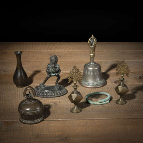 Ghanta mit feuervergoldetem Vajra-Griff, Bronze einer Gottheit in yab-yum, kleine Vase, zwei Altar-Ornamente und ein Armreif - Foto 3
