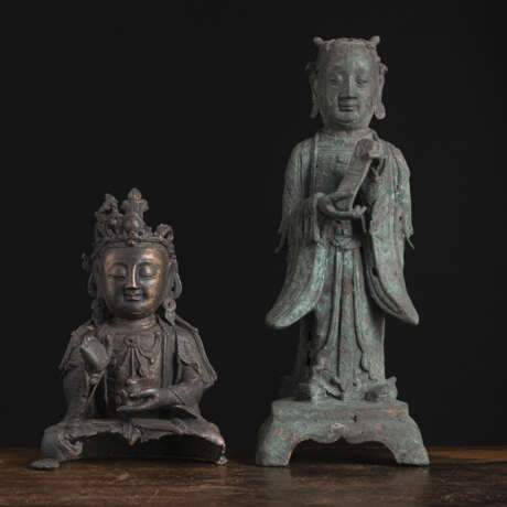 Bronzefigur des sitzenden Guanyin und stehender Adorant aus Bronze - Foto 1