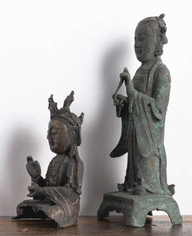 Bronzefigur des sitzenden Guanyin und stehender Adorant aus Bronze - фото 2