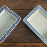 Zwei unterglasurblau dekorierte Porzellan-Jardinièren - Foto 2