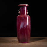 Rouleau-Vase mit Flambé-Glasur und pfirsichförmigen Handhaben - photo 1