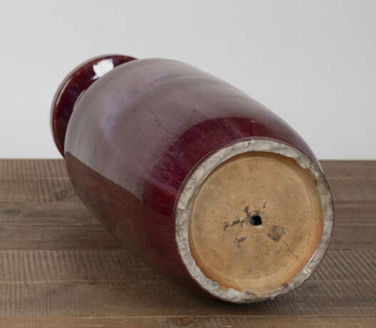 Rouleau-Vase mit Flambé-Glasur und pfirsichförmigen Handhaben - фото 4