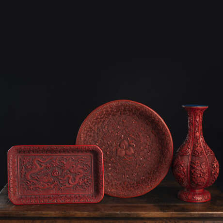 Sechspassige Vase, rechteckiges Tablett und Rundschale mit Rotlackdekor - фото 1