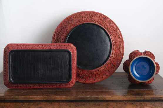 Sechspassige Vase, rechteckiges Tablett und Rundschale mit Rotlackdekor - photo 2