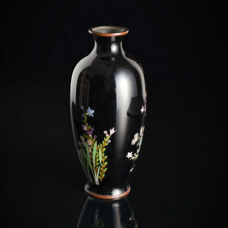 Schwarzgrundige Cloisonné-Vase mit feinem Dekor von verschiedenen Blüten - Foto 1