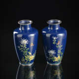 Paar feine Cloisonné-Vasen mit verschiedenen Blumen und Vögeln auf dunkelblauem Fond mit Gold- und Silberstegen - Foto 1